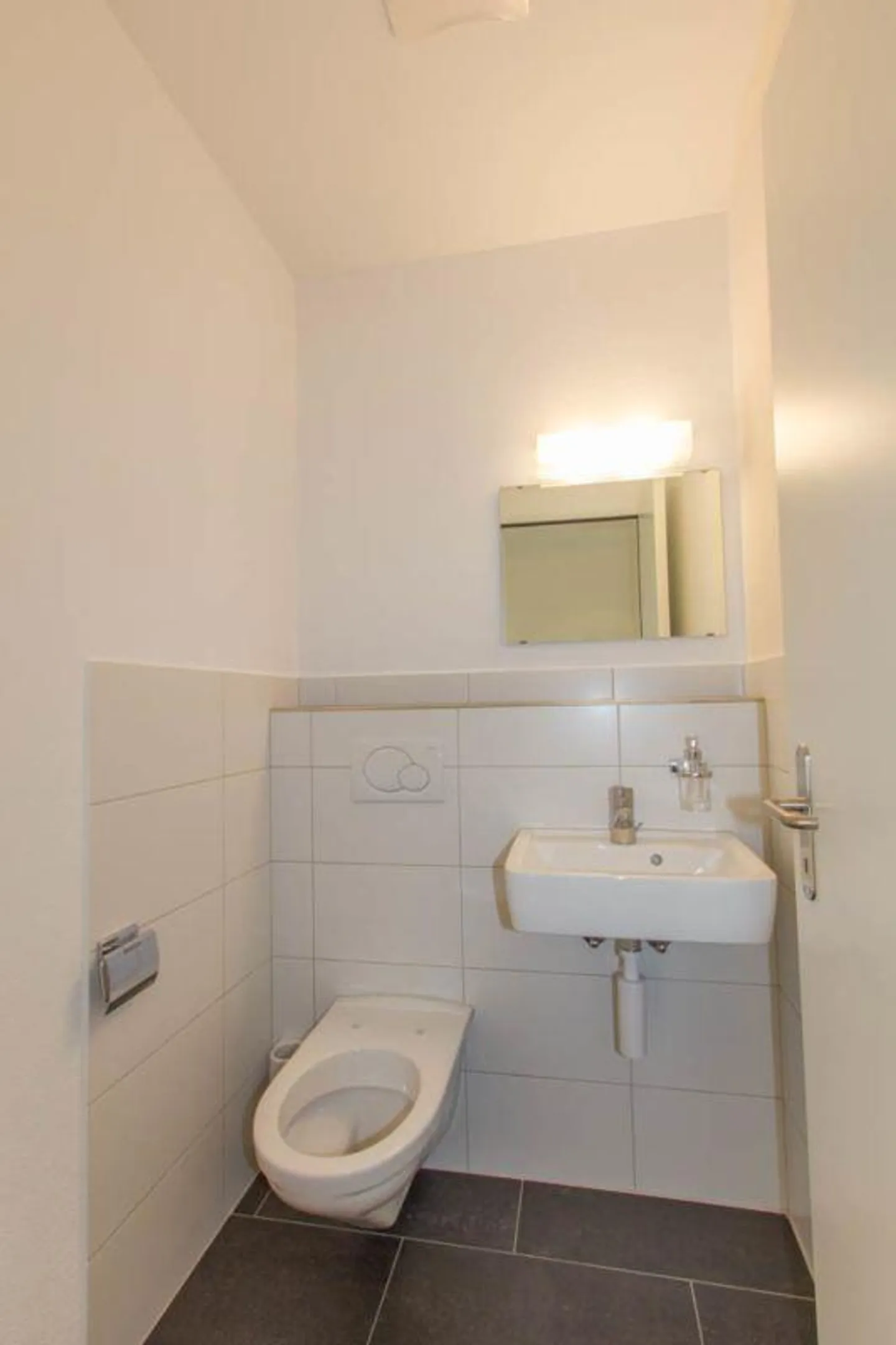 Spacious, modern and bright apartment - Photo 12 of 15