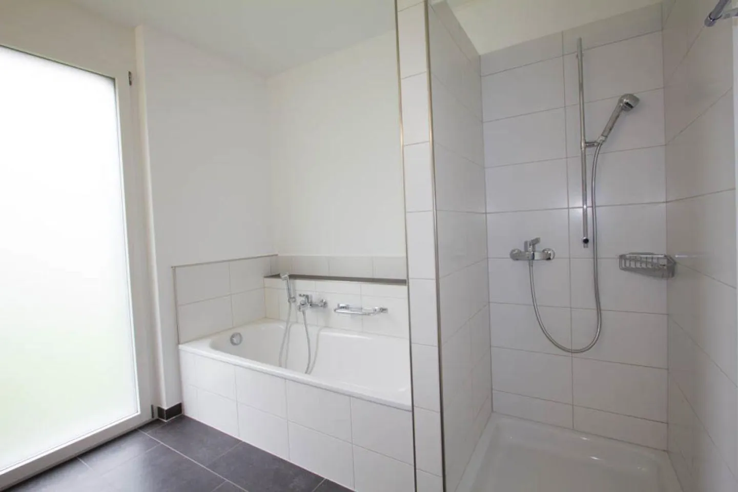 Spacious, modern and bright apartment - Photo 9 of 15