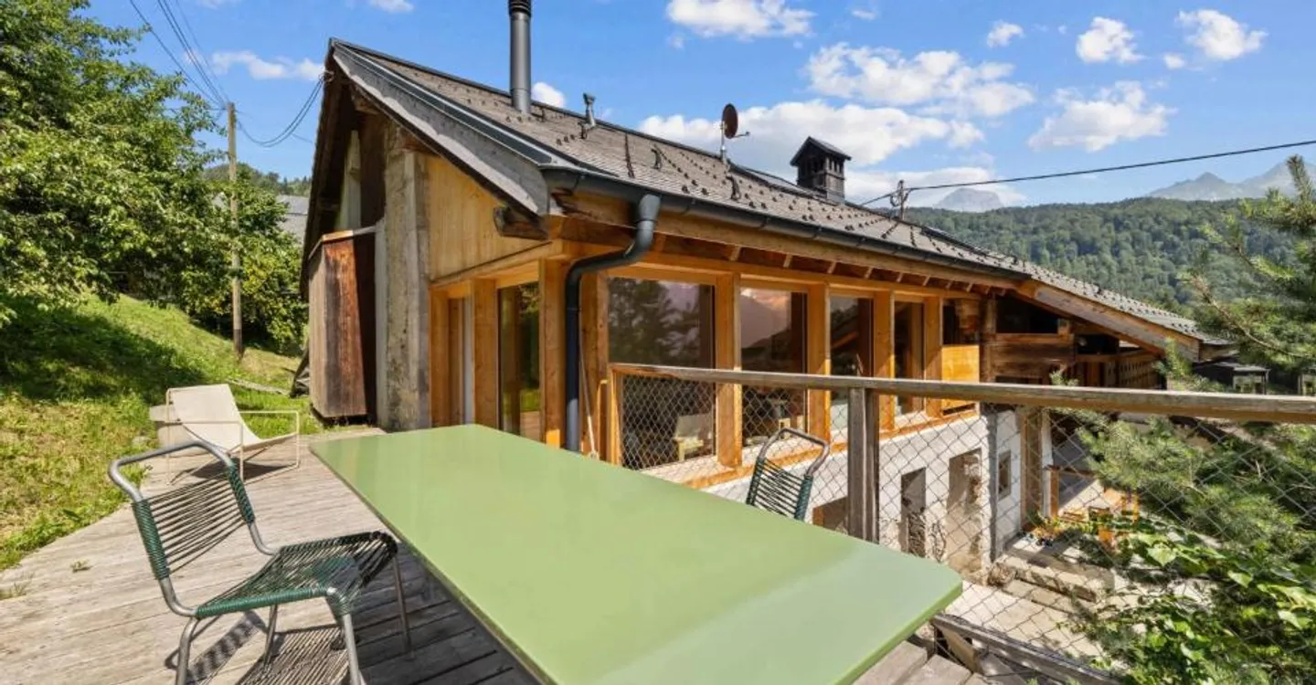 Un chalet d'exception entre plaines et montagnes, au cœur de la commune d'Ollon - Photo 1 sur 13