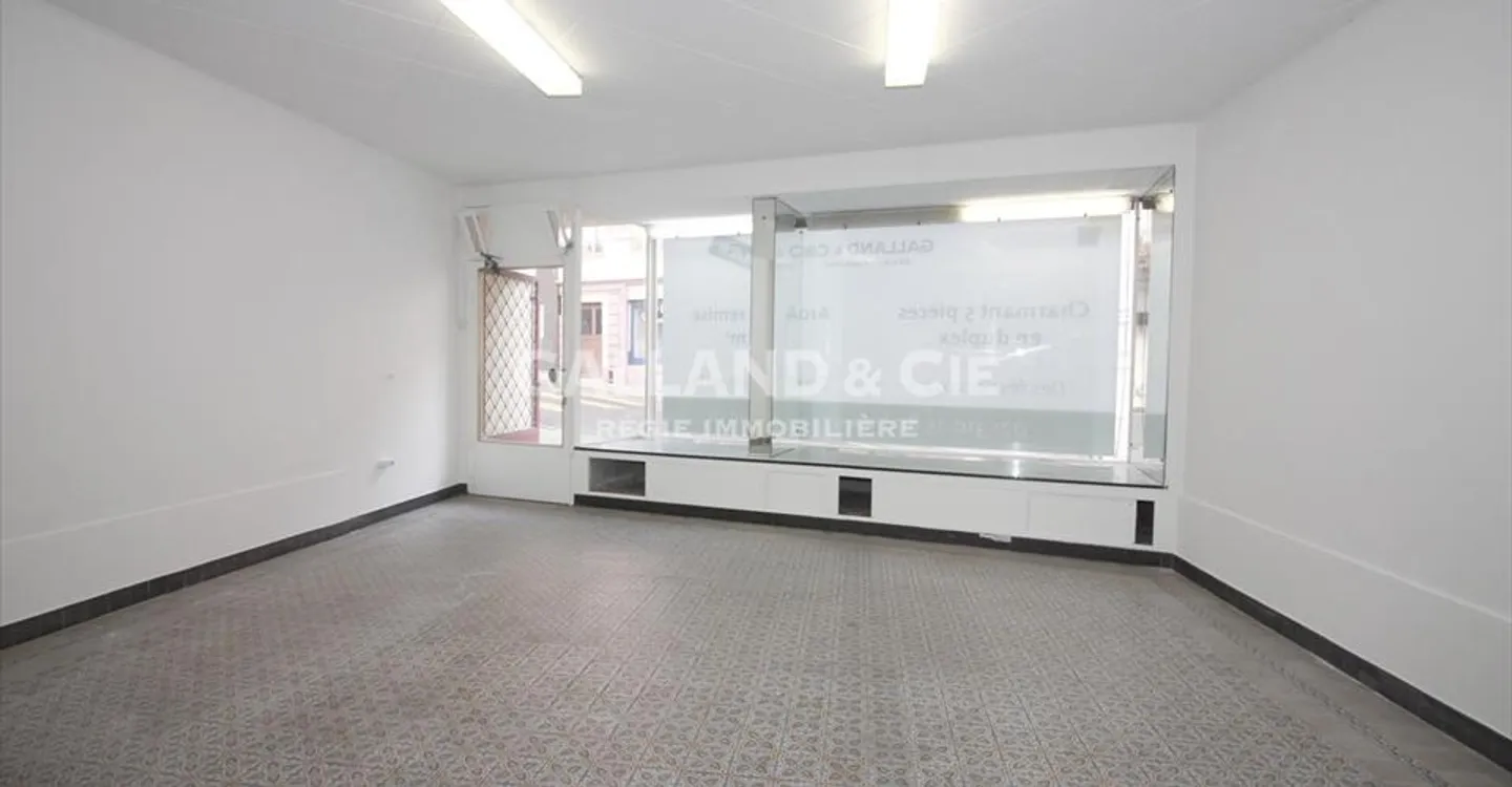 Mixed-use building for rent - Photo 4 of 7