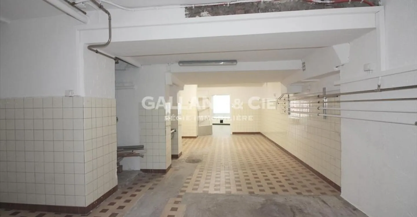 Mixed-use building for rent - Photo 6 of 7