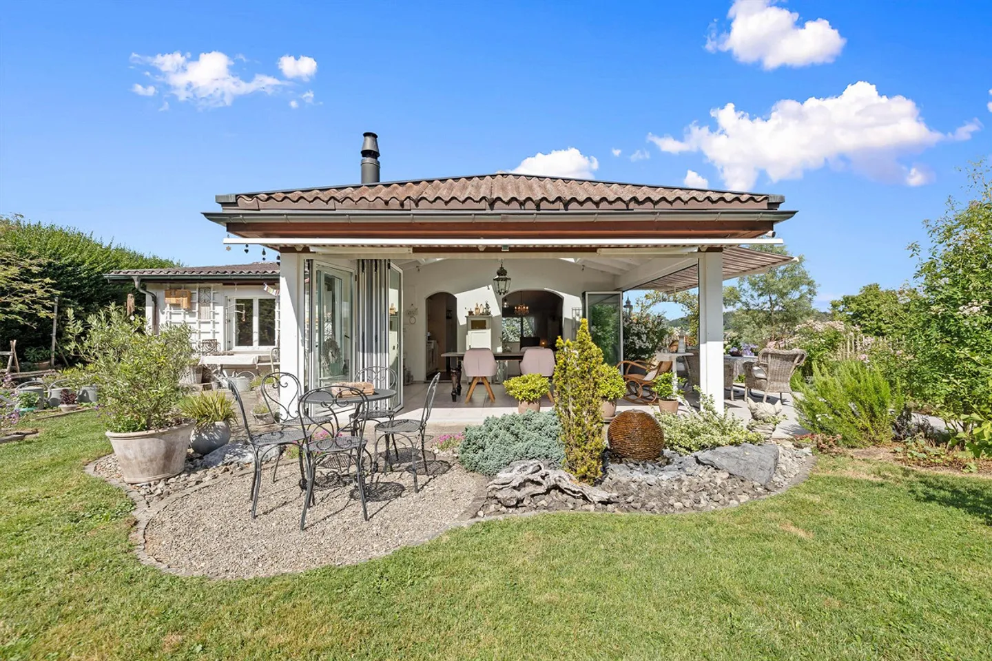 SPAZIOSO, BEN CURATO E NEL VERDE. - Foto 1 di 5