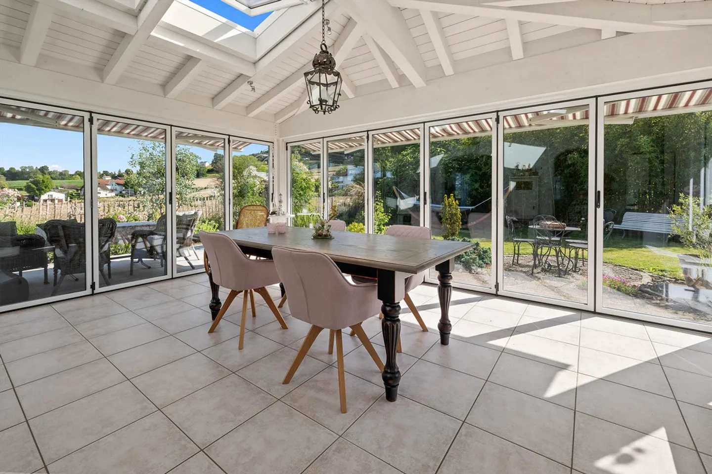 SPAZIOSO, BEN CURATO E NEL VERDE. - Foto 2 di 5