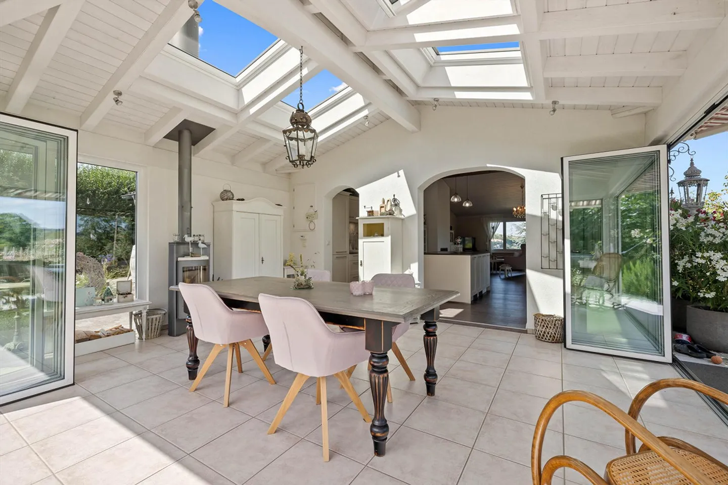 SPAZIOSO, BEN CURATO E NEL VERDE. - Foto 3 di 5