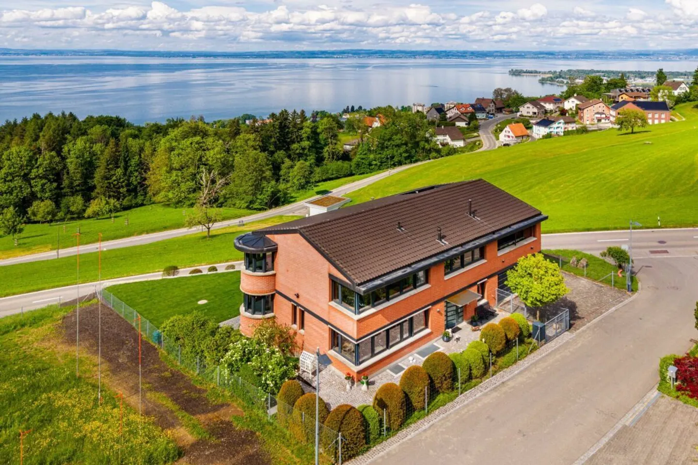 WHERE THE LAKE BECOMES A PANORAMA: EXCLUSIVE SINGLE-FAMILY HOUSE ON A SPACIOUS PLOT - Photo 14 of 19