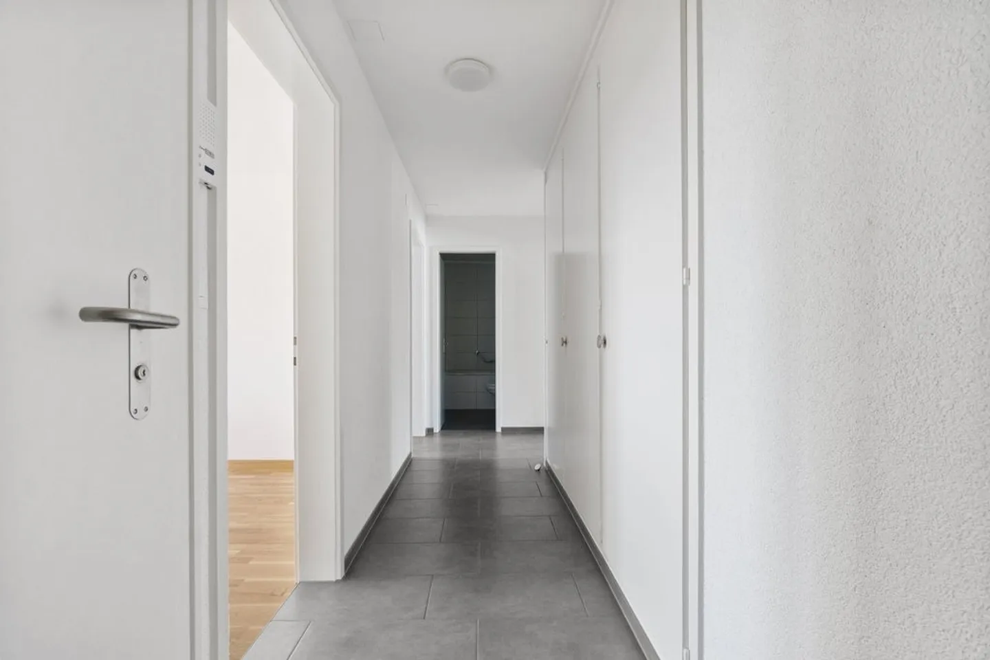 Appartamento moderno ristrutturato di 3,5 locali in posizione centrale a Grenchen - Foto 3 di 10