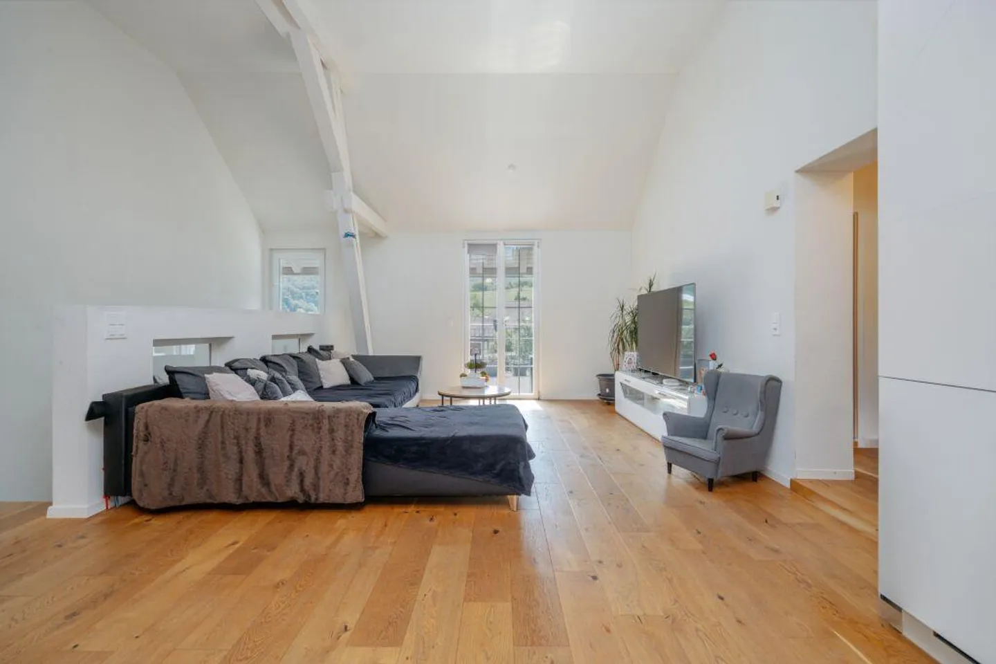 Charming 4.5-room apartment with panoramic views and high-quality finish - Photo 3 of 16