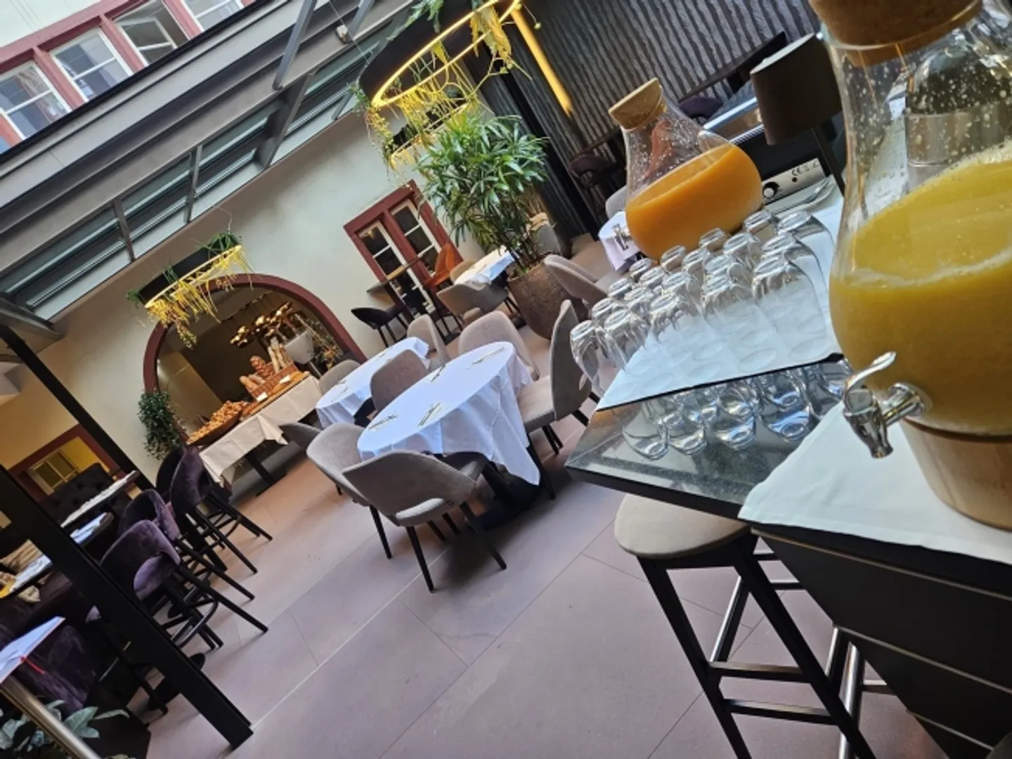 Stilvolles Restaurant mit Innenhof - Foto 2 von 8