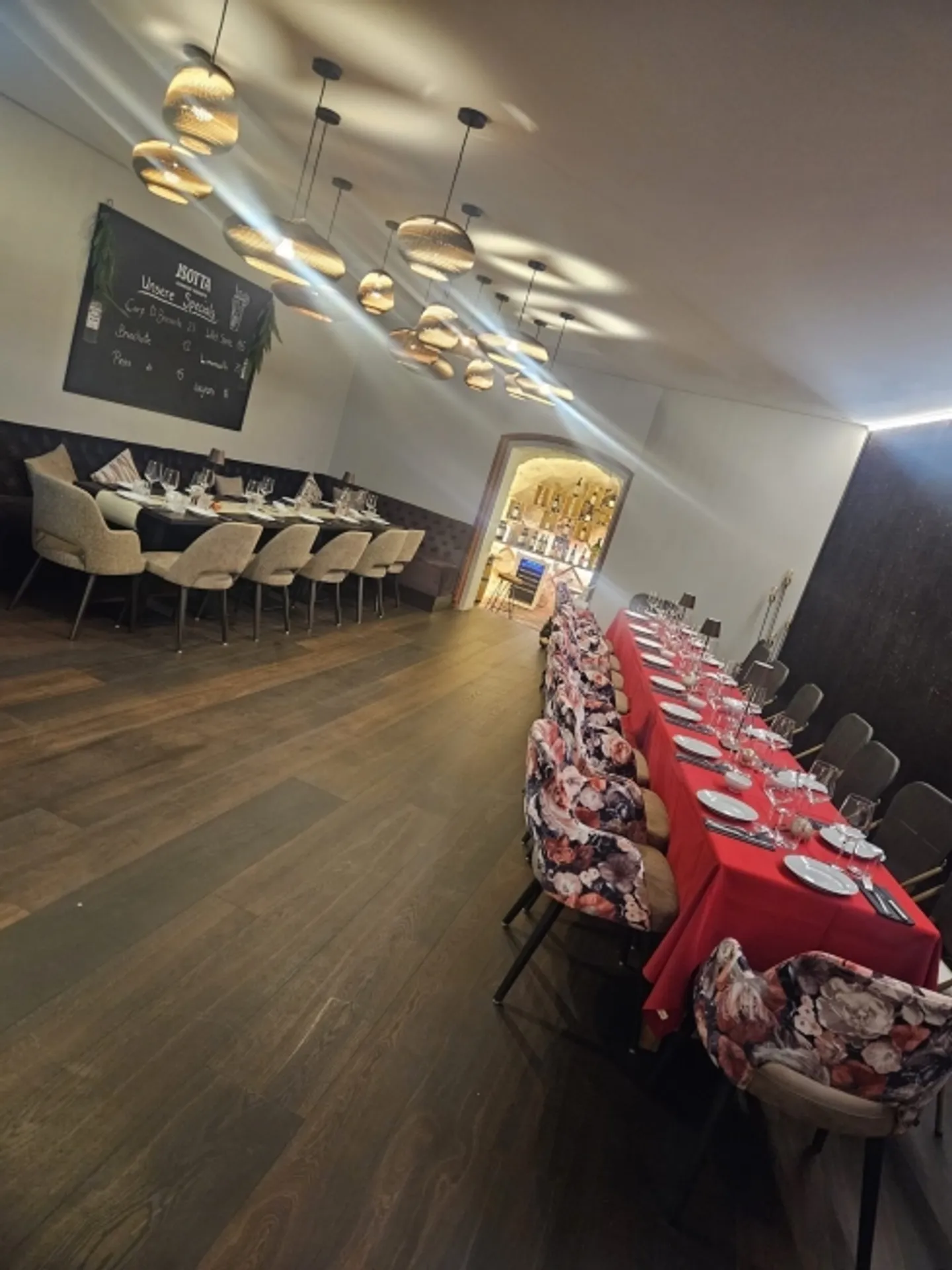 Stilvolles Restaurant mit Innenhof - Foto 3 von 8