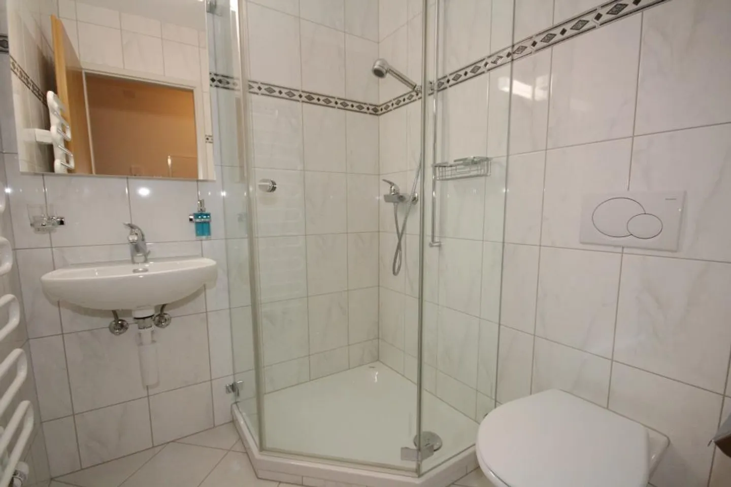 Quietly located 1.5-room apartment - Photo 2 of 2