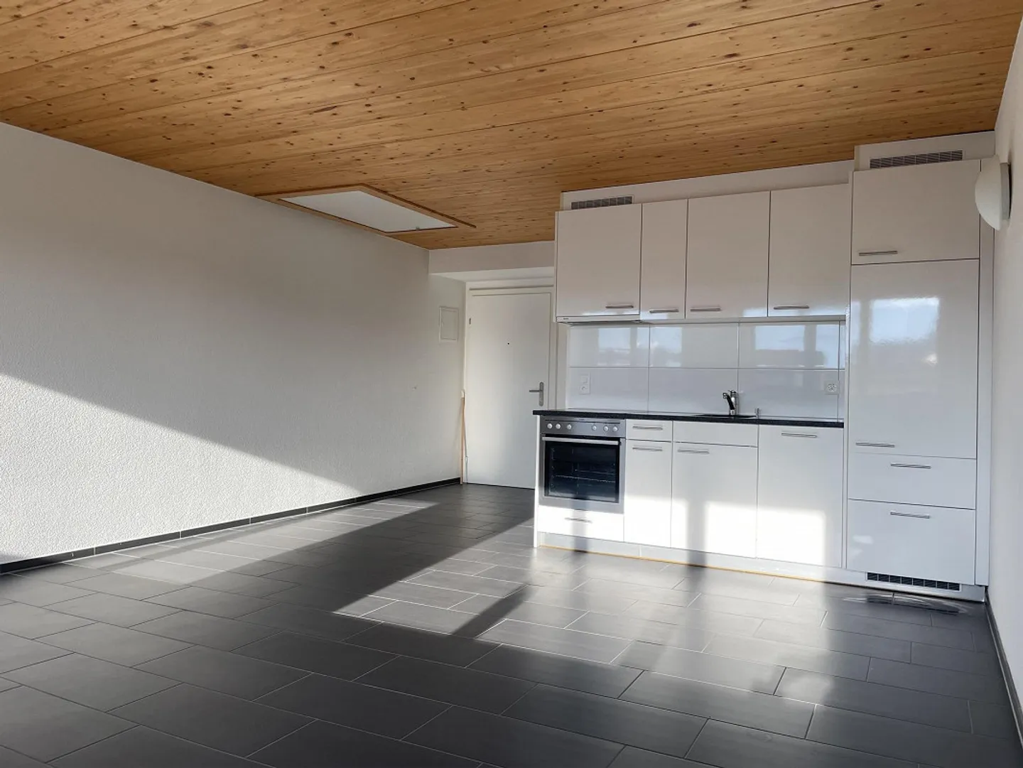 Charmant appartement mansardé 1 pièce avec terrasse sur le toit - Photo 3 sur 7