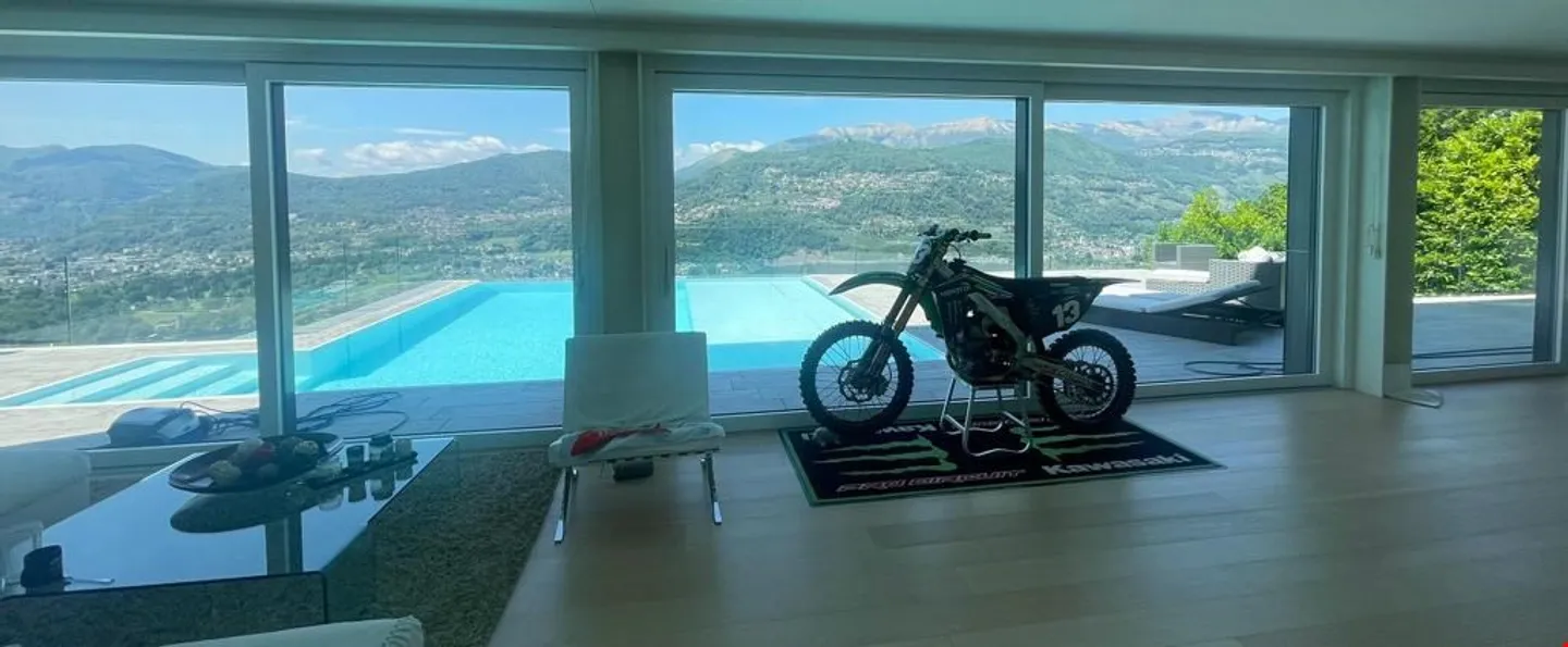 Villa de haute qualité (avec 2 appartements) piscine à débordement et vue imprenable sur le lac - Photo 1 sur 13