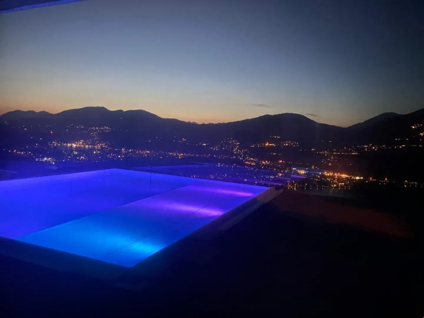 Villa de haute qualité (avec 2 appartements) piscine à débordement et vue imprenable sur le lac - Photo 3 sur 13