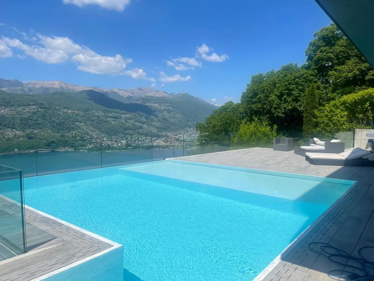 Villa de haute qualité (avec 2 appartements) piscine à débordement et vue imprenable sur le lac - Photo 4 sur 13