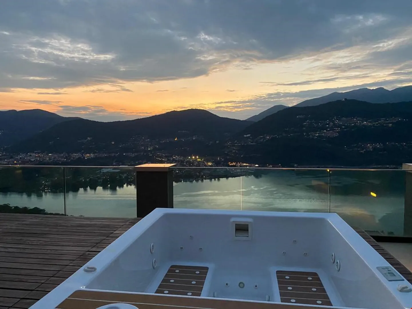 Villa de haute qualité (avec 2 appartements) piscine à débordement et vue imprenable sur le lac - Photo 5 sur 13