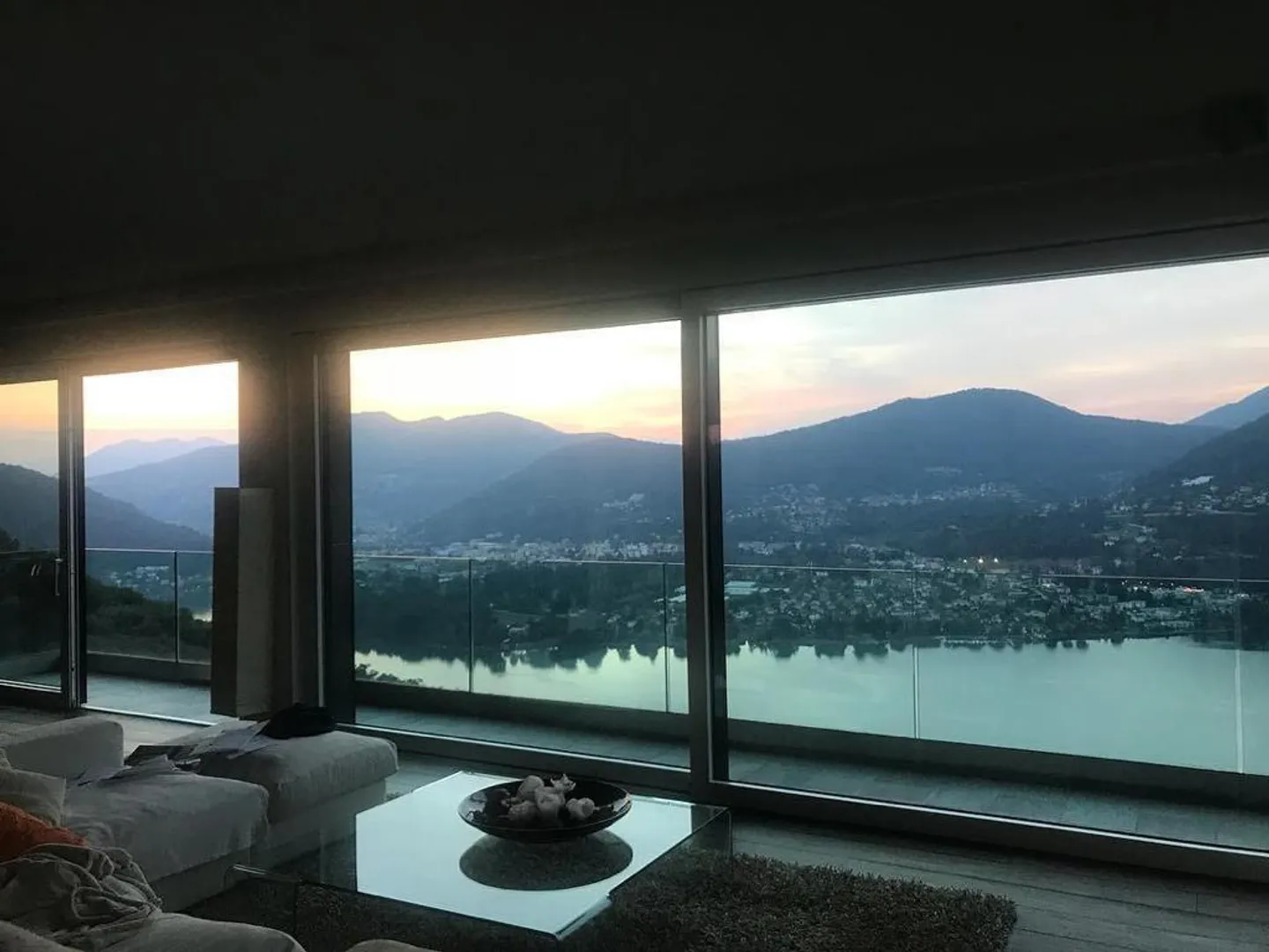 Villa de haute qualité (avec 2 appartements) piscine à débordement et vue imprenable sur le lac - Photo 9 sur 13