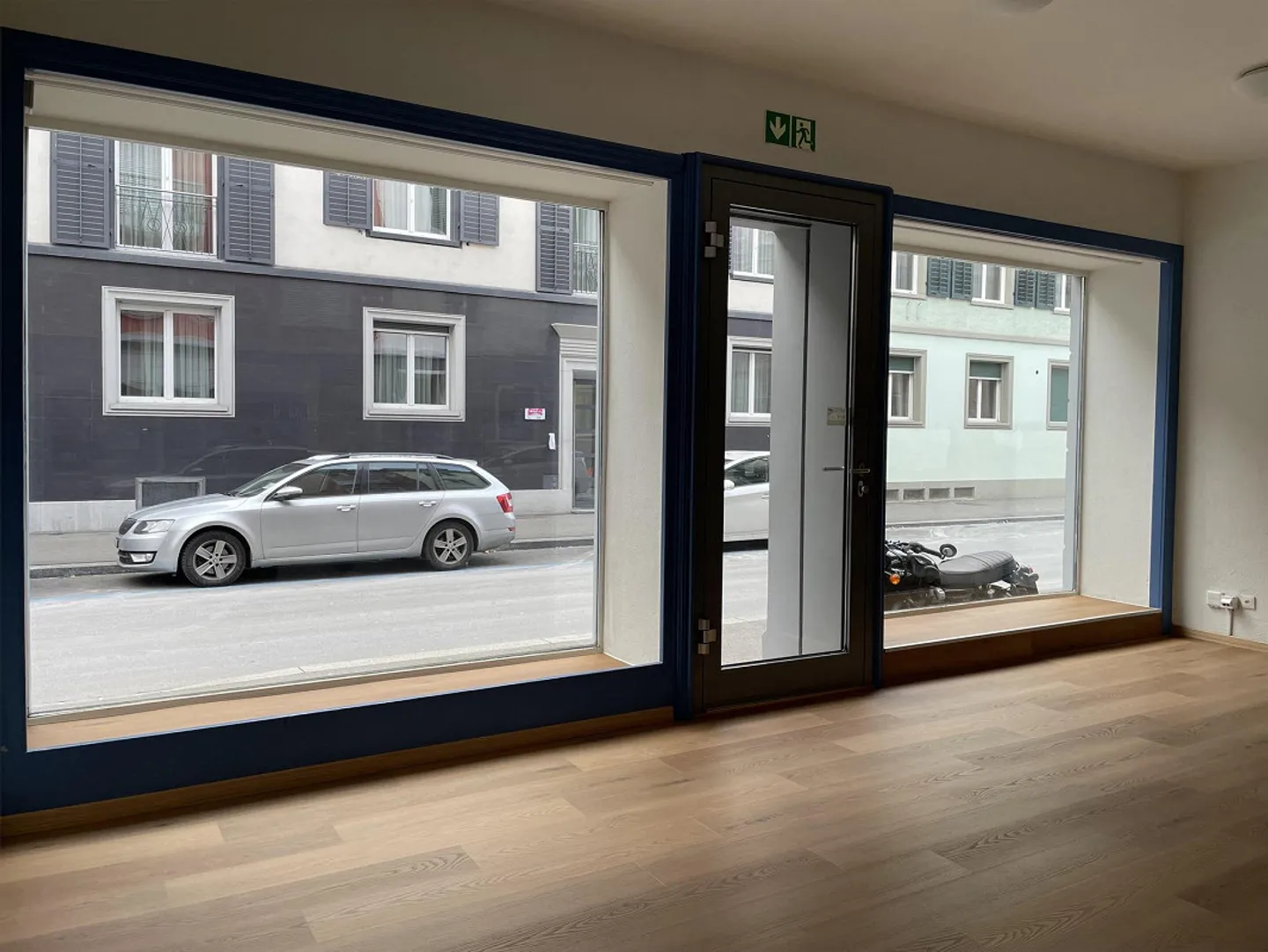 Espace commercial avec zone de stockage - Photo 2 sur 9