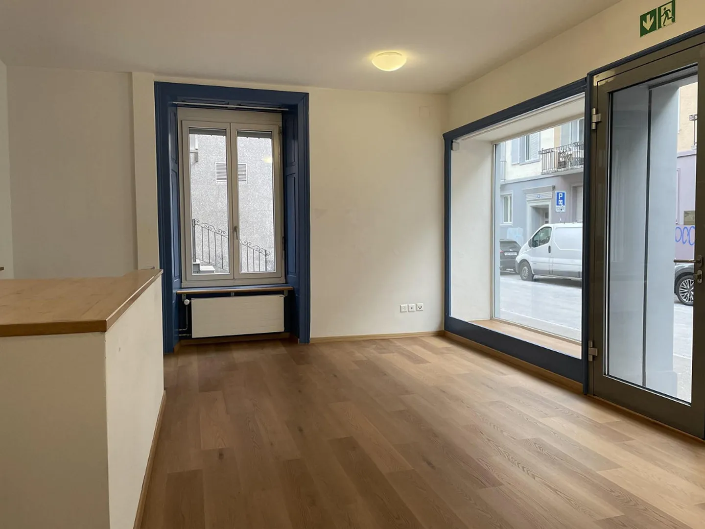 Espace commercial avec zone de stockage - Photo 3 sur 9