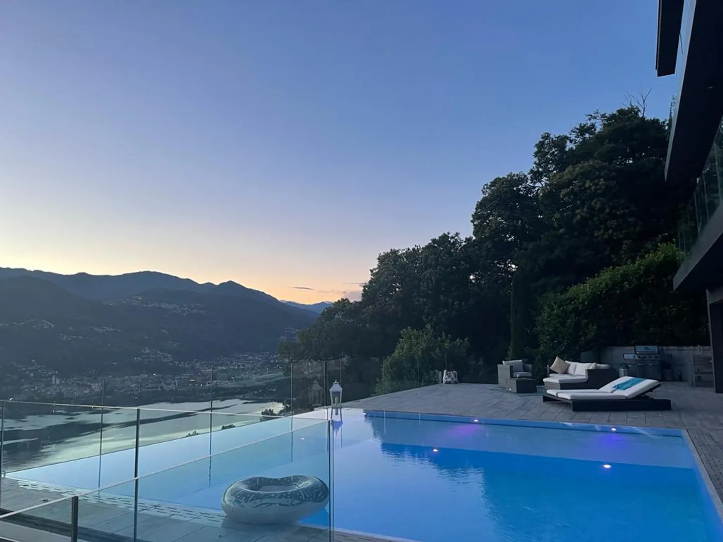 Villa de haute qualité (avec 2 appartements) piscine à débordement et vue imprenable sur le lac - Photo 8 sur 13