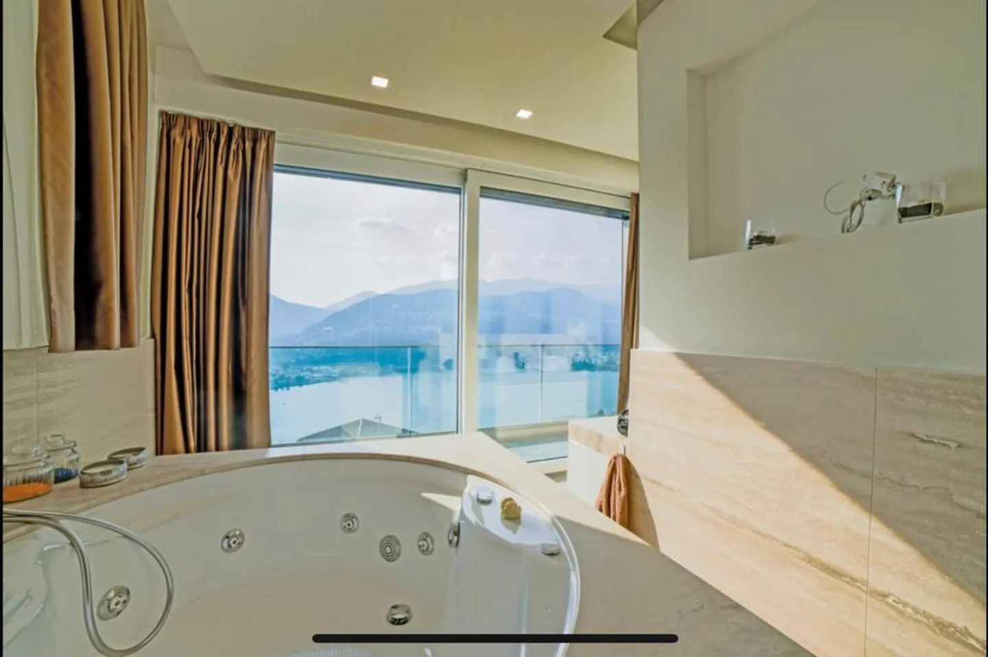 Villa de haute qualité (avec 2 appartements) piscine à débordement et vue imprenable sur le lac - Photo 12 sur 13