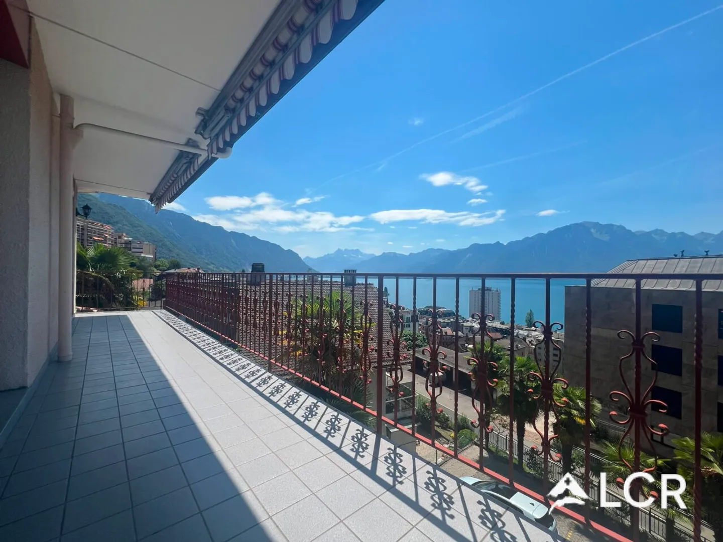 Bel immeuble de rendement à Montreux / 4 appartements / 8 places de parking / Vue sur le lac - Photo 2 sur 13