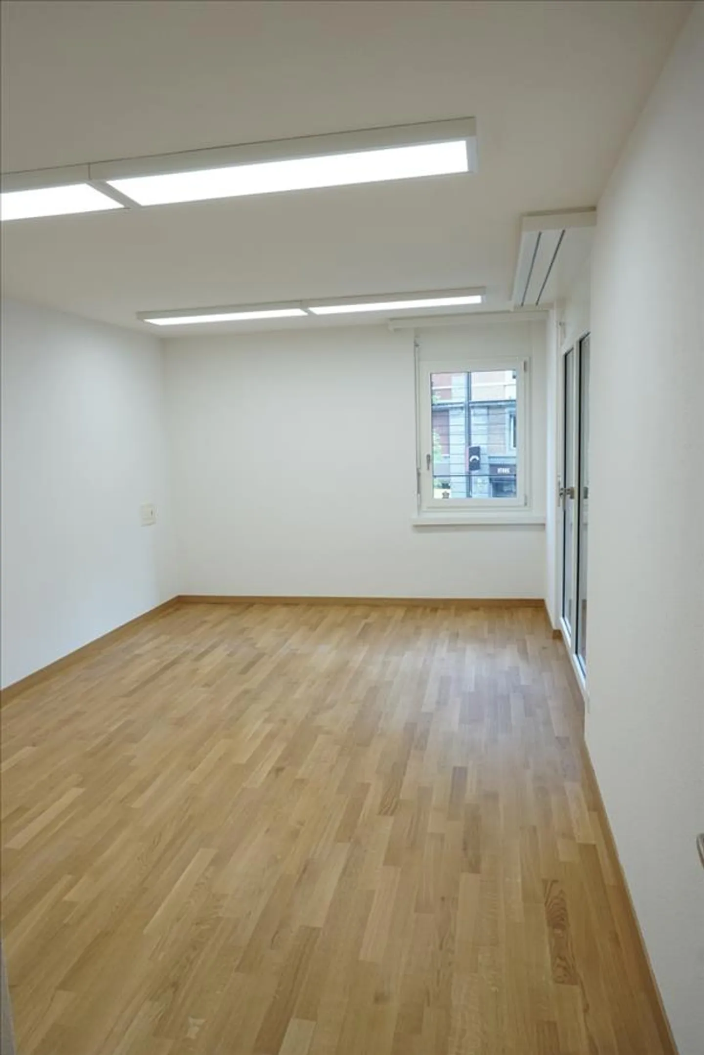 Ufficio appena ristrutturato in posizione centrale a Wiedikon! - Foto 3 di 6