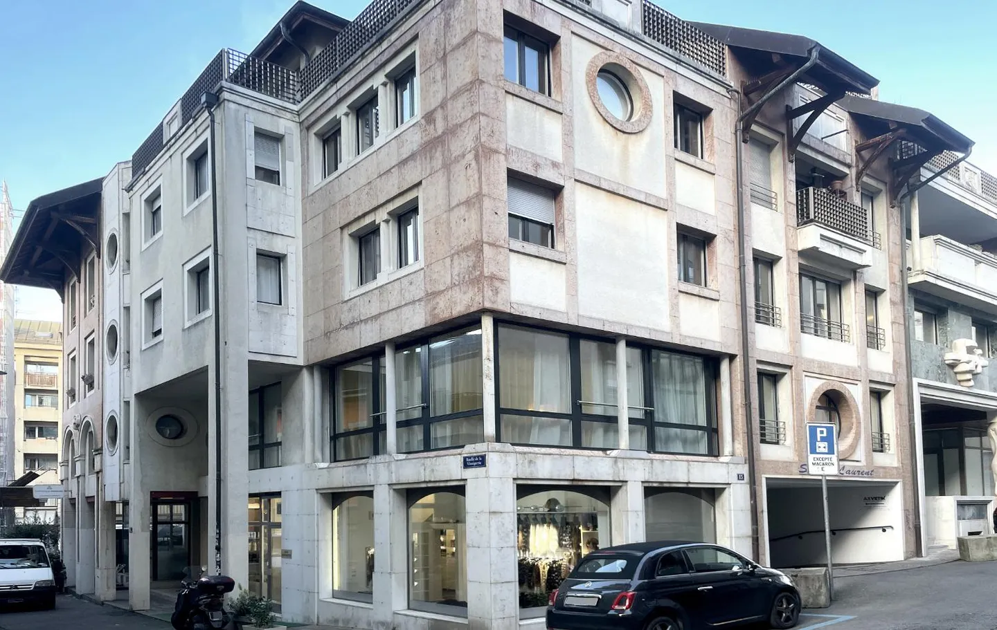 Place de parking intérieure Eaux-Vives - Photo 1 sur 2