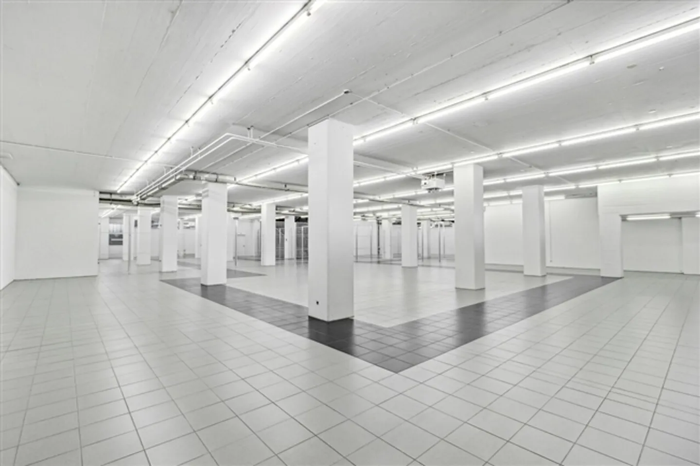 135m2 d'espace de stockage dans un emplacement idéal près de l'A14 - Photo 1 sur 14