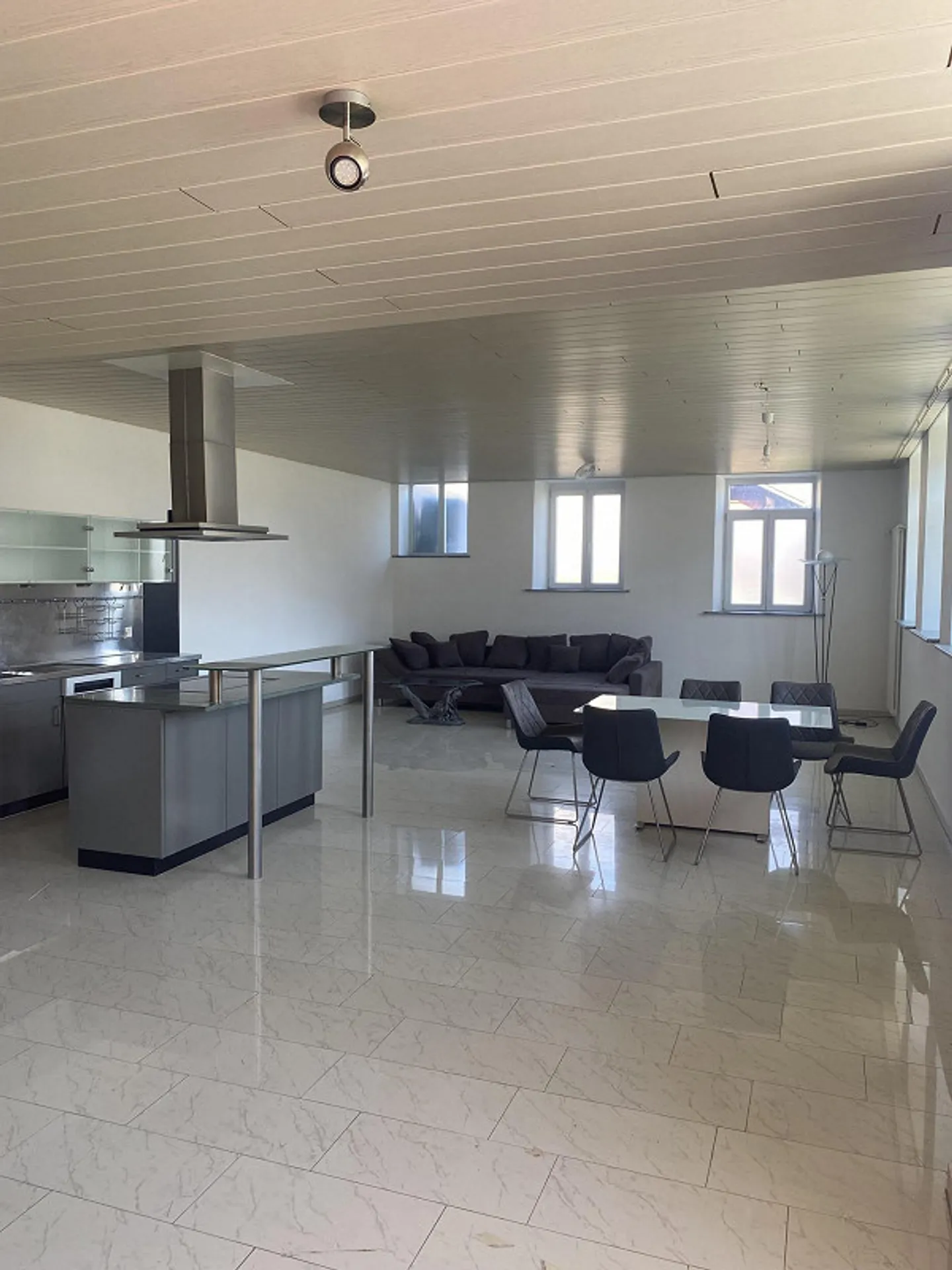 Appartamento luminoso nell'ex scuola di Lachen - Foto 5 di 12