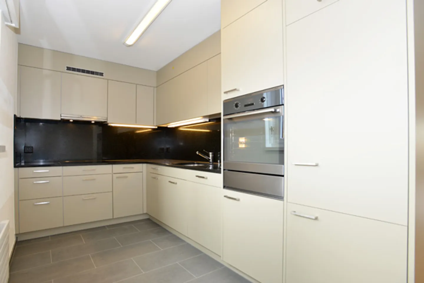 Appartement spacieux et moderne de 4,5 pièces "Louer sans dépôt" - Photo 3 sur 6