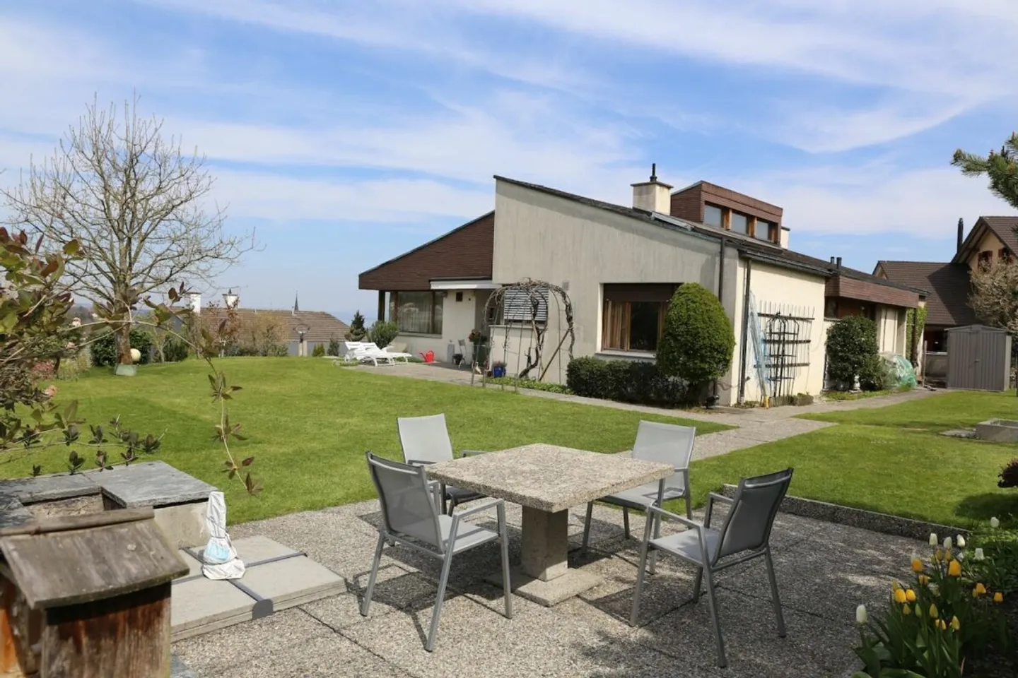 Villa avec vue sur le lac et terrain constructible séparé dans un très bon emplacement. - Photo 1 sur 13