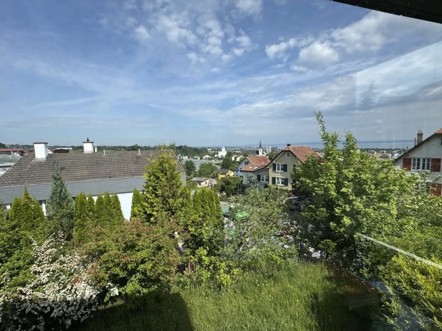 Villa avec vue sur le lac et terrain constructible séparé dans un très bon emplacement. - Photo 5 sur 13