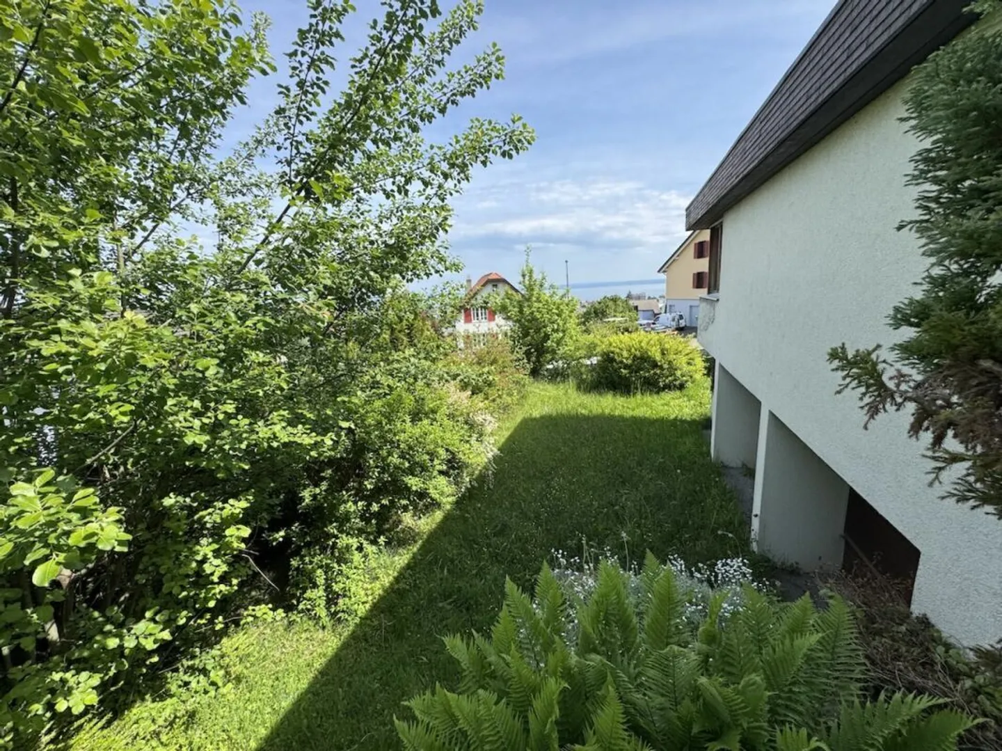 Villa avec vue sur le lac et terrain constructible séparé dans un très bon emplacement. - Photo 7 sur 13