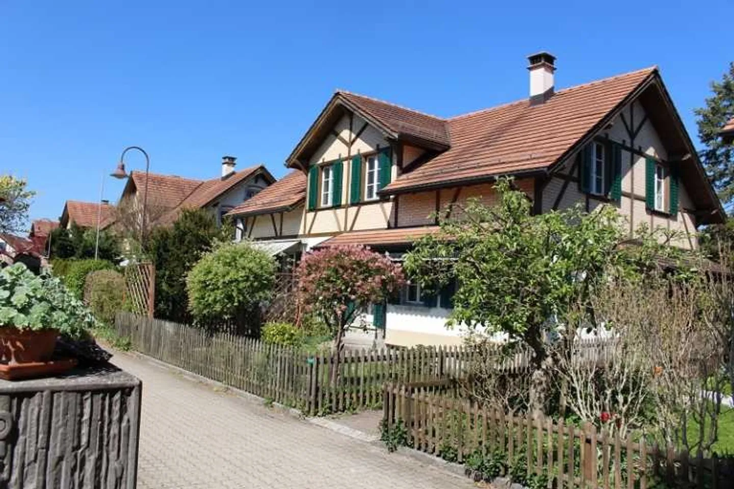 Casa bifamiliare ideale per famiglie con giardino e molto spazio di stoccaggio - Foto 1 di 11