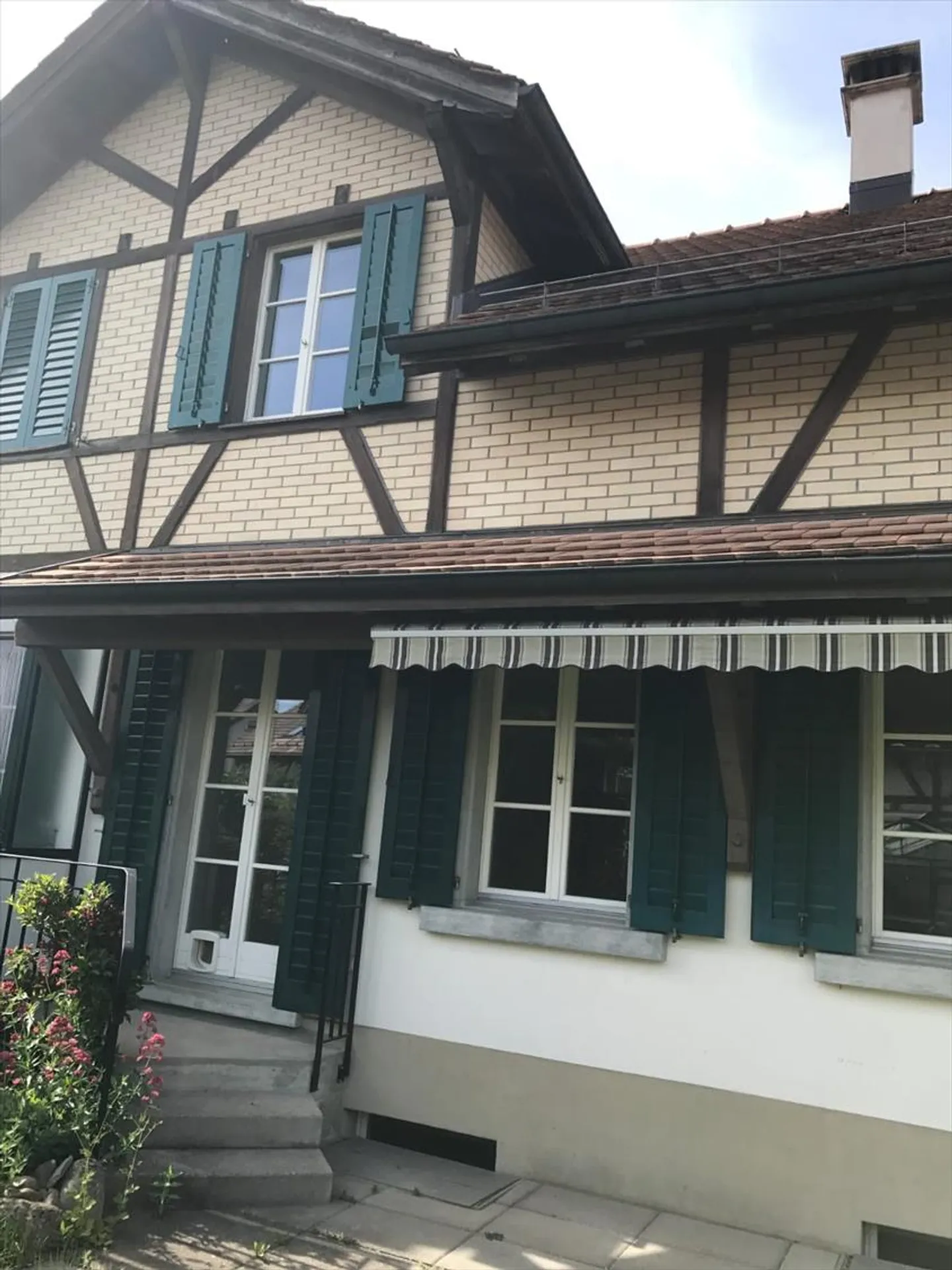 Casa bifamiliare ideale per famiglie con giardino e molto spazio di stoccaggio - Foto 2 di 11