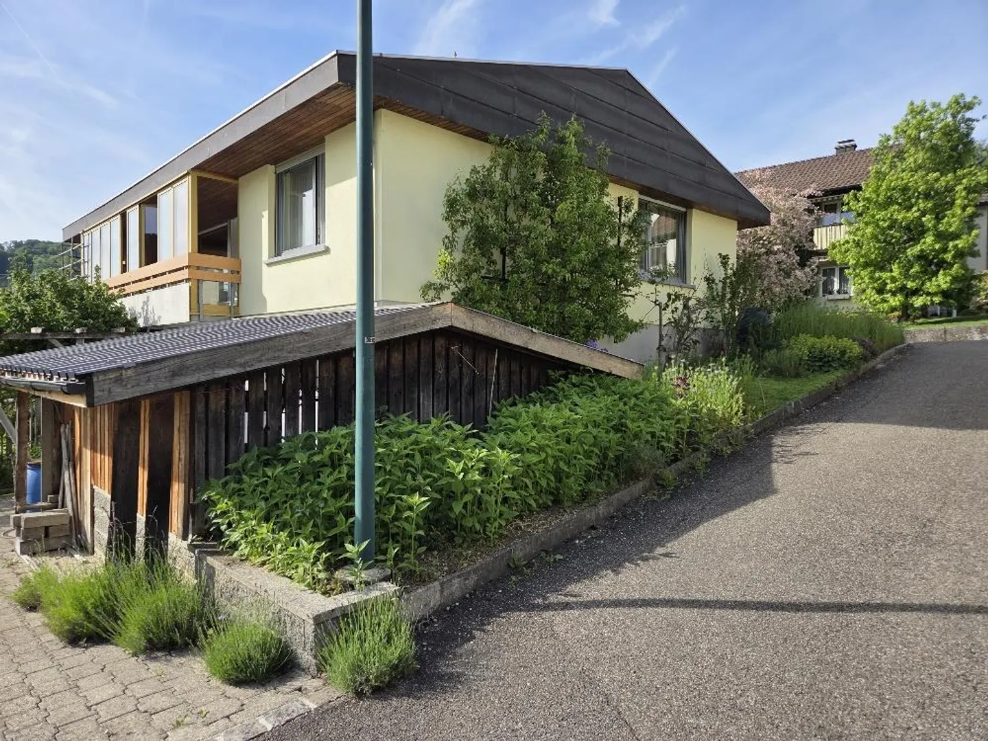 Maison individuelle de 5,5 pièces plus ancienne dans un emplacement de choix avec grand jardin - Photo 1 sur 16