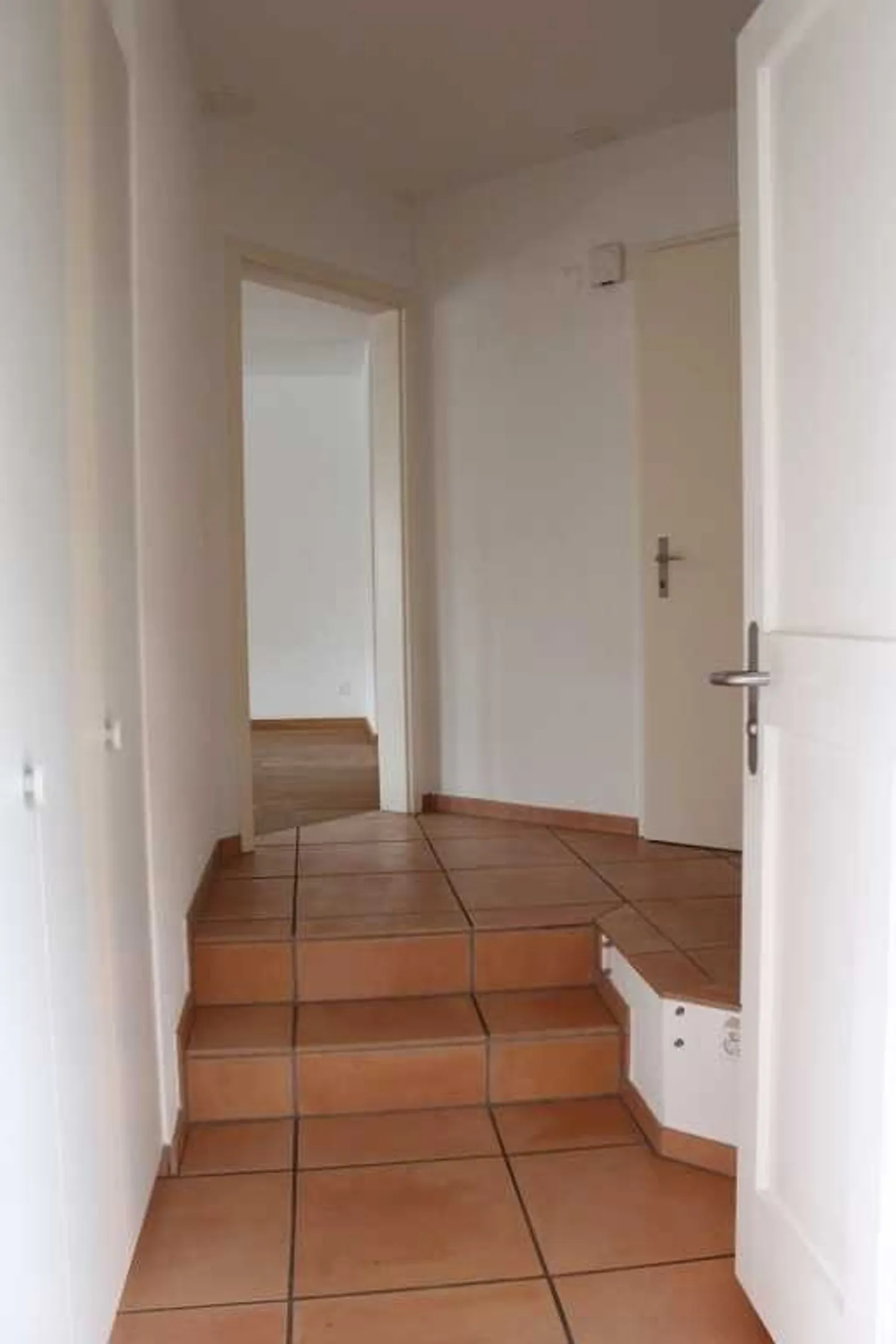 Casa bifamiliare ideale per famiglie con giardino e molto spazio di stoccaggio - Foto 8 di 11