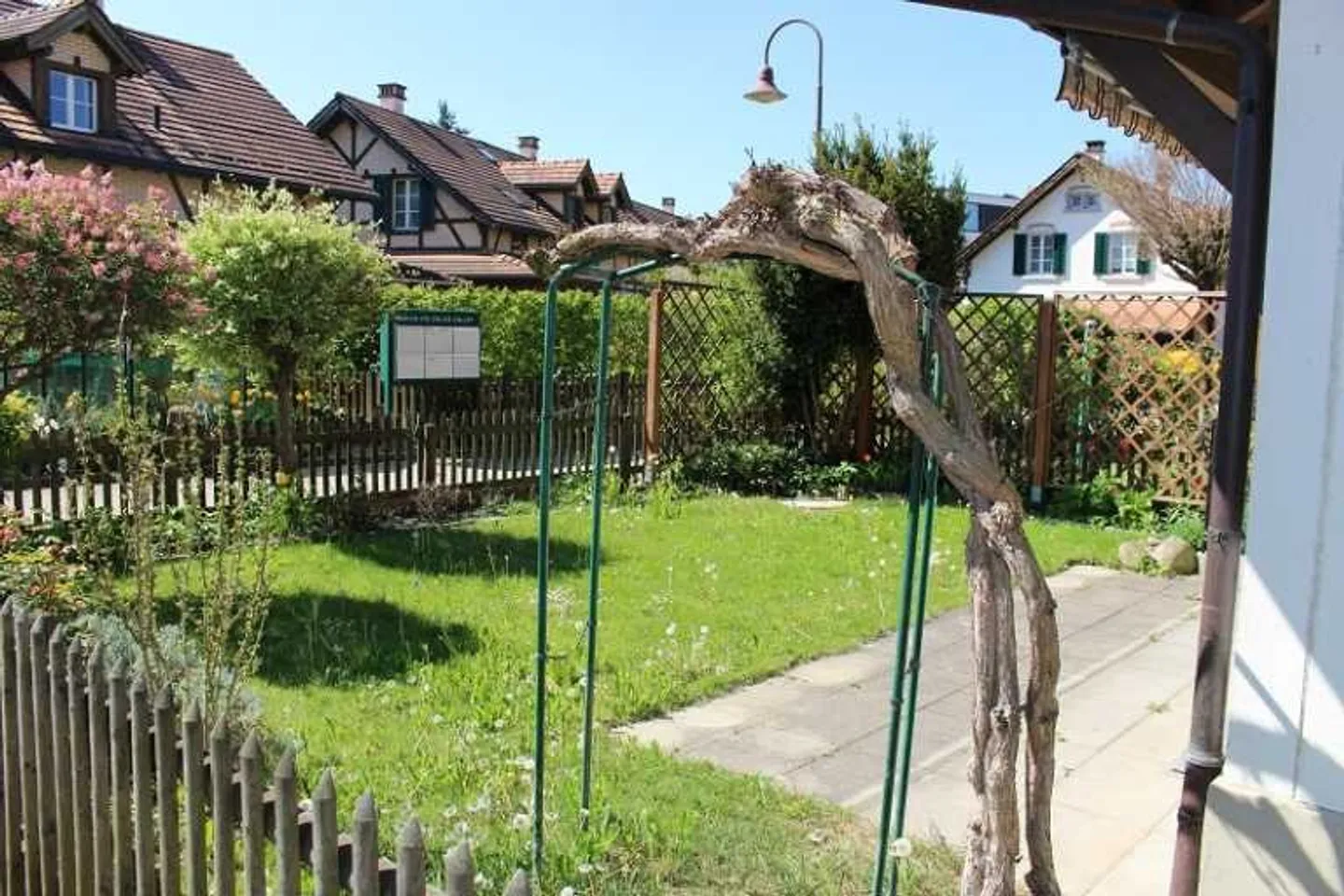 Casa bifamiliare ideale per famiglie con giardino e molto spazio di stoccaggio - Foto 9 di 11