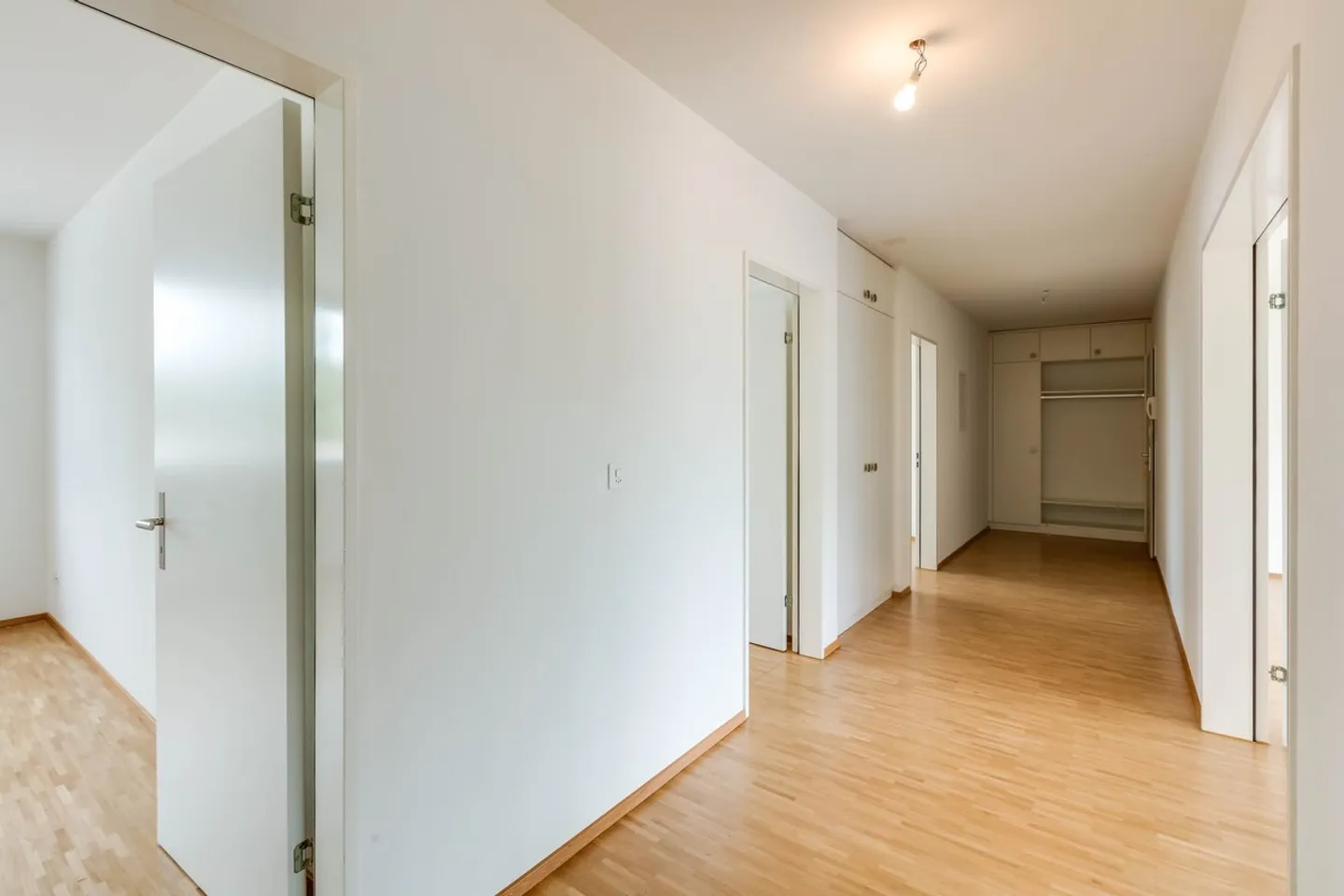 Spacious 4.5-Room Apartment - Photo 2 of 9