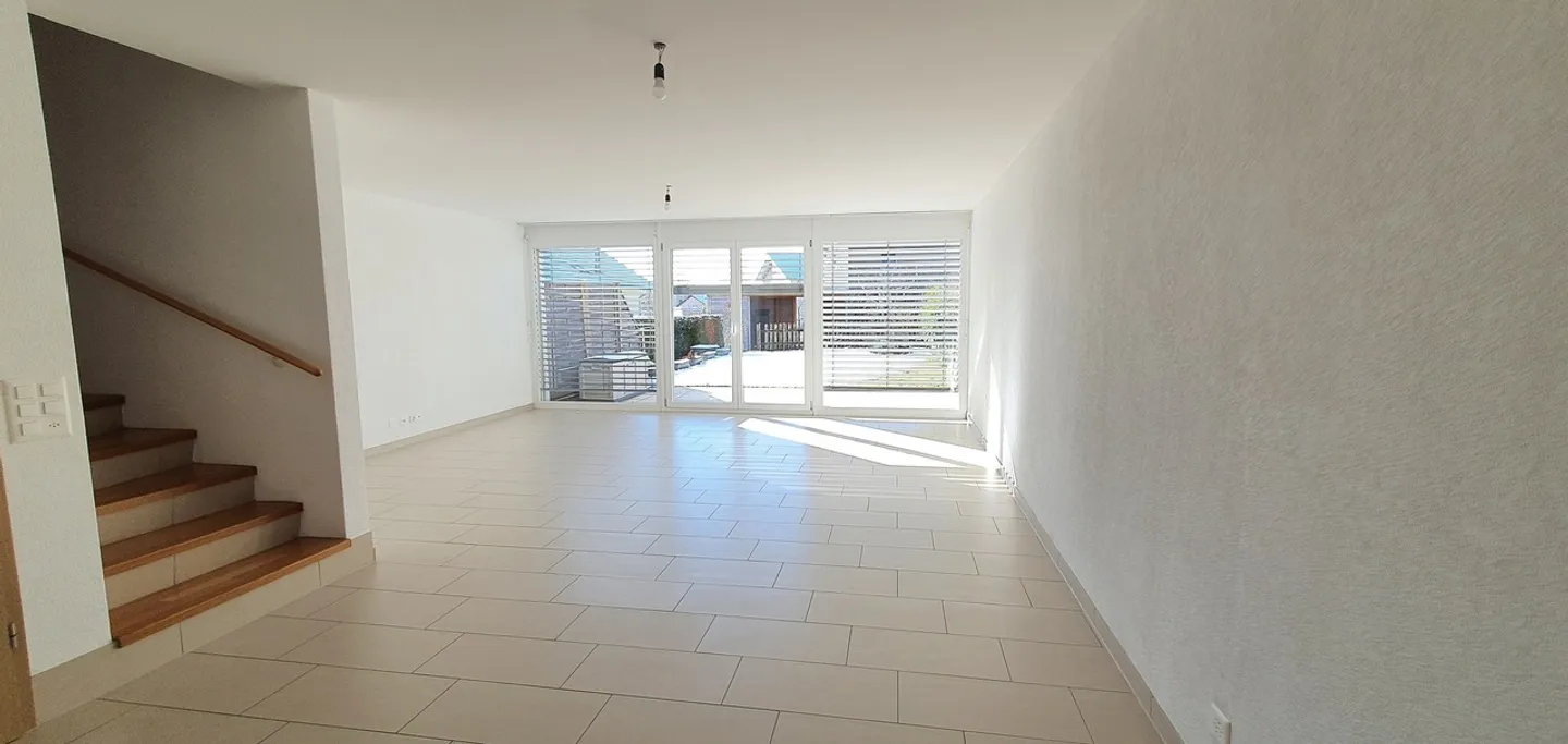 À 12 minutes de l'arrêt M2 Croisette. Villa 5.5 pcs à vendre  - Photo 3 sur 9