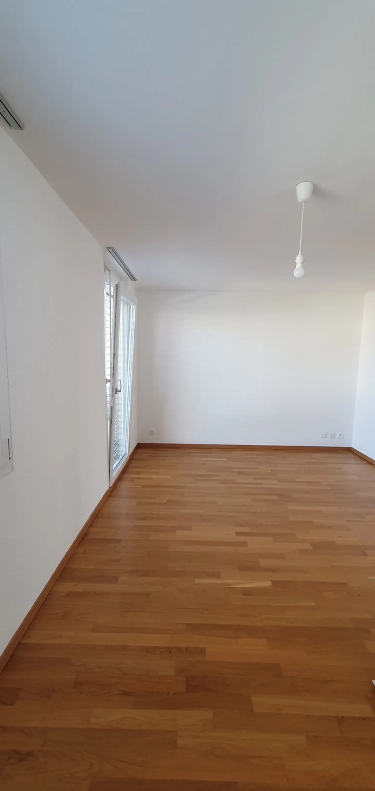 À 12 minutes de l'arrêt M2 Croisette. Villa 5.5 pcs à vendre  - Photo 6 sur 9