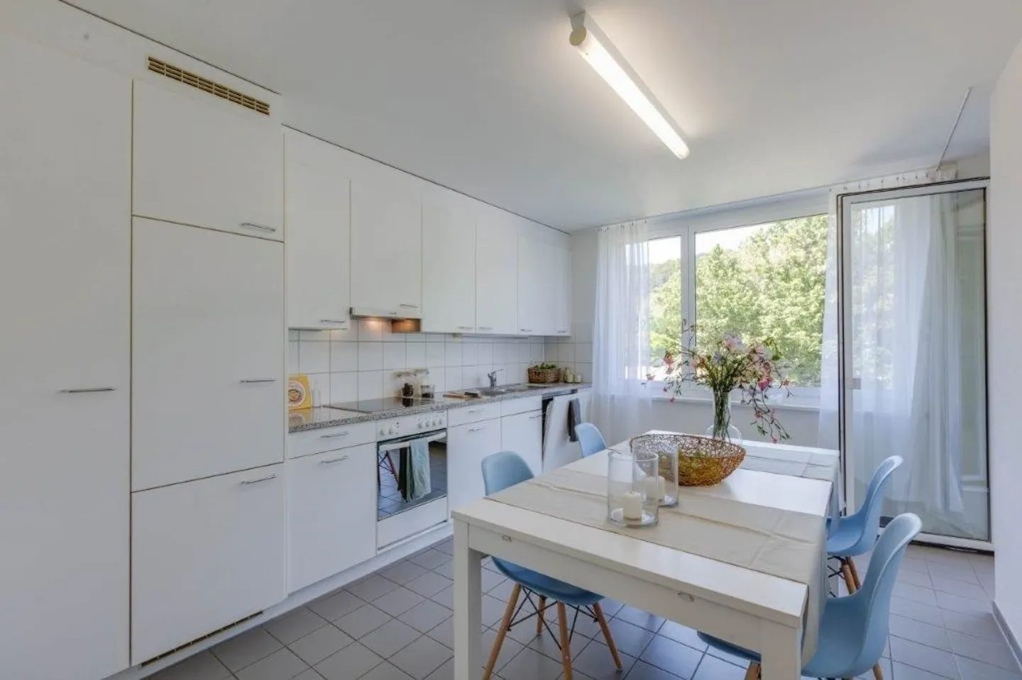 Spacious 4.5-Room Apartment - Photo 3 of 9