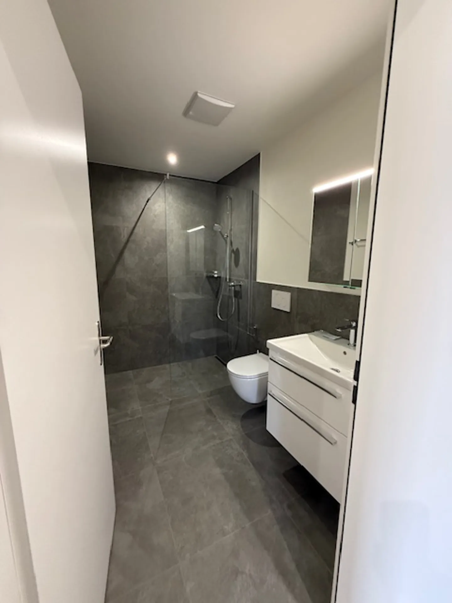 Appartement moderne au rez-de-chaussée - Photo 3 sur 10