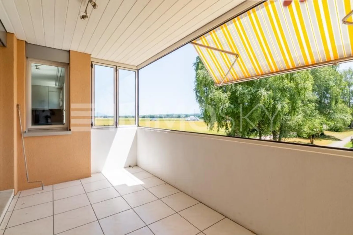 Vivere spazioso con balcone protetto dal vento - Foto 4 di 5