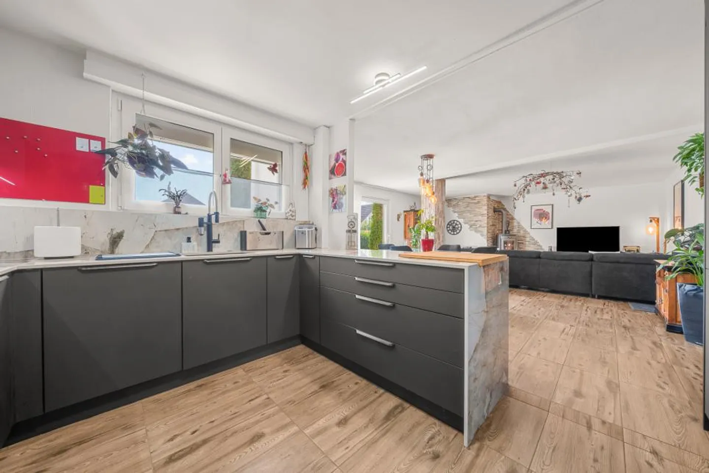 Villa per la famiglia con piscina nel cuore di Lucens - Foto 5 di 13