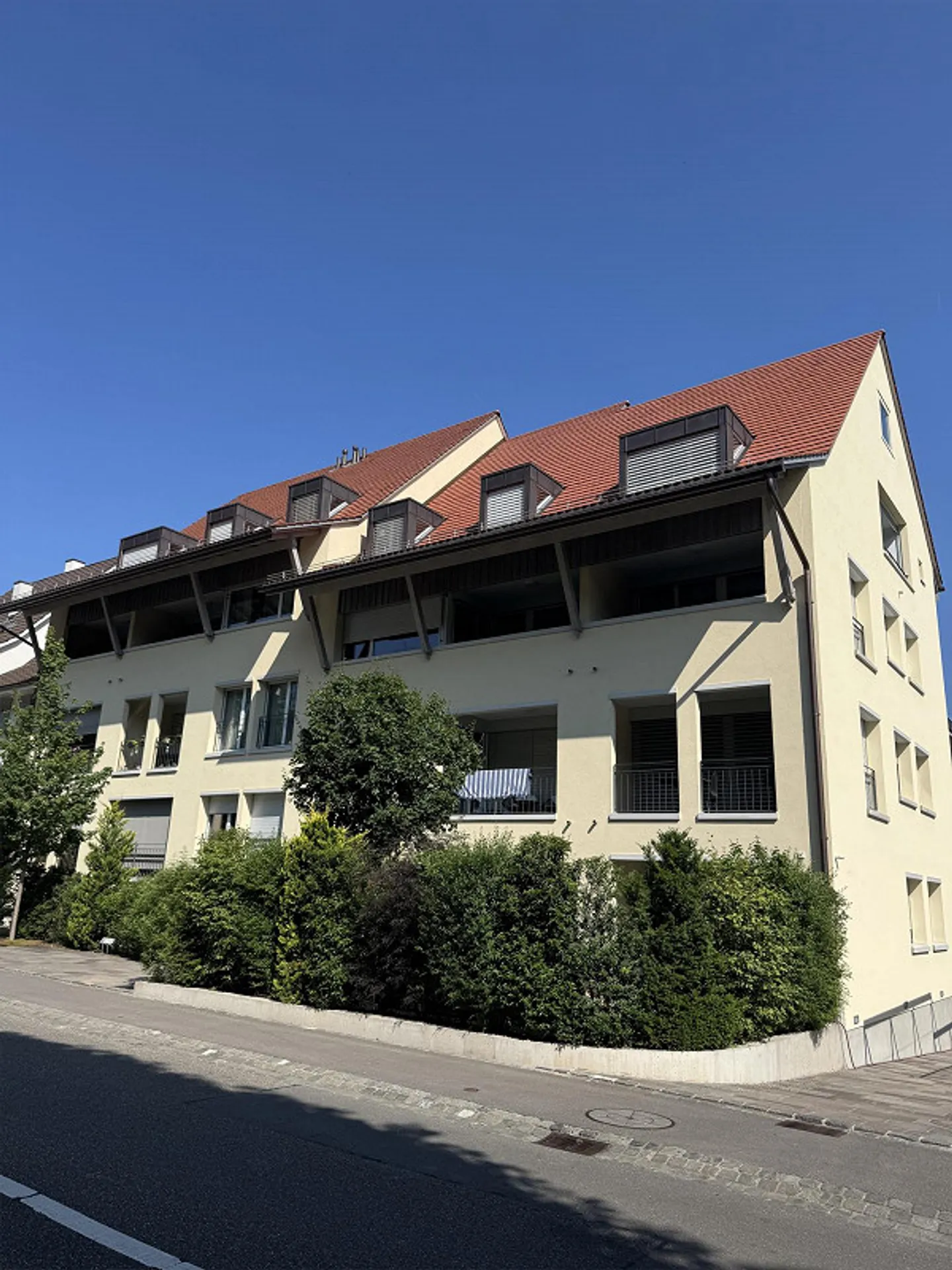Moderno appartamento di 2 stanze in una posizione soleggiata e tranquilla nel centro del villaggio di Pratteln - Foto 1 di 4
