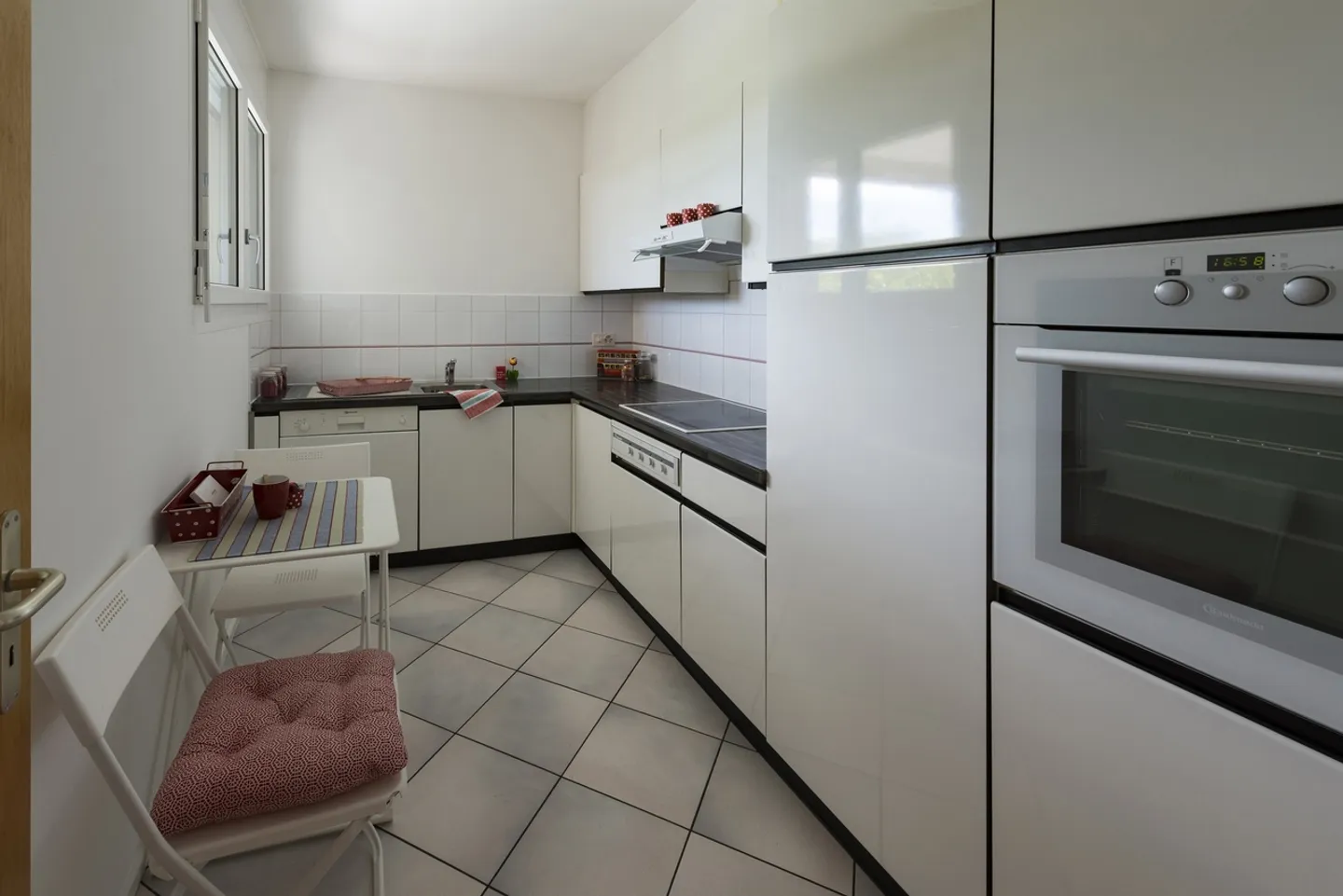 3.5 Room Apartment - Photo 3 of 8