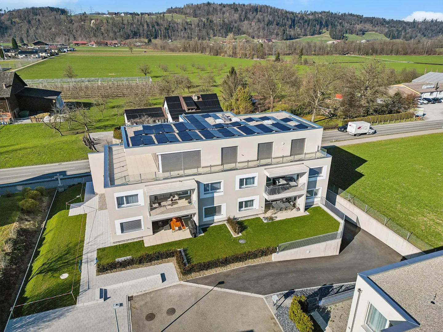Bella luminosa appartamento di 4.5 stanze in una posizione tranquilla - Foto 1 di 13
