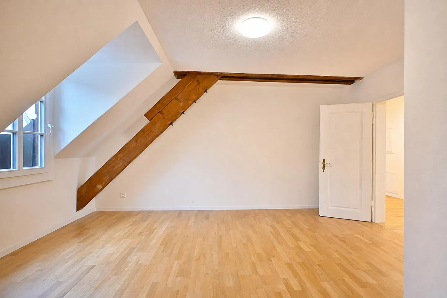 Charming 3.5-room attic apartment with balcony in Bad Zurzach - Photo 7 of 14