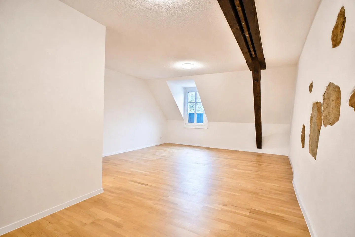 Charming 3.5-room attic apartment with balcony in Bad Zurzach - Photo 9 of 14
